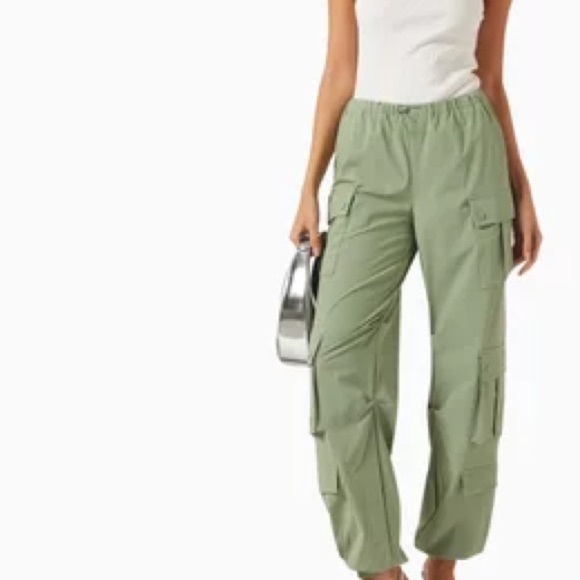 ALICE + OLIVIA
Shara Parachute Cargo Pants in Recycled-nylon - Picture 1 of 4